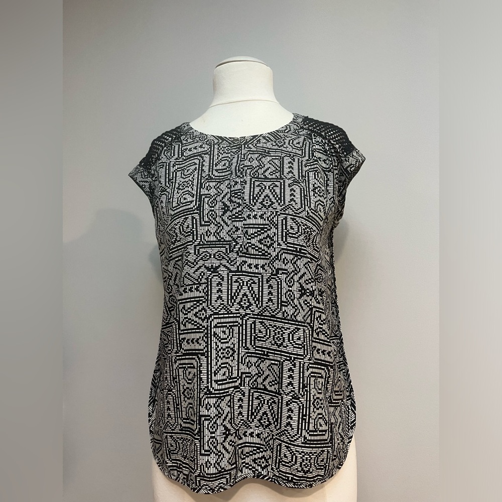 DANIEL RAINN BLACK & WHITE GEOMETRIC PRINT TOP | LACE SHOULERS | BOHO BLOUSE